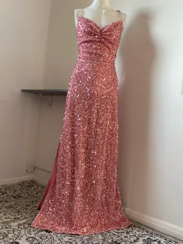 Vestido rosa, longo em paetês.