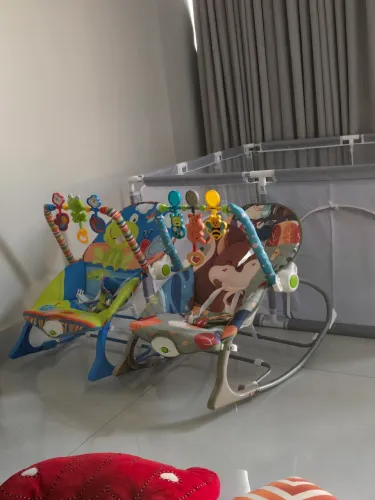 Cadeirinha musical semi-nova