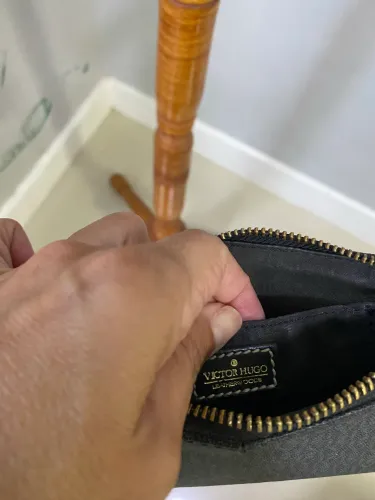 Vendo Bolsa Preta (tiracolor) da Victor Hugo Original
