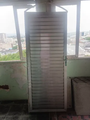 Porta alumínio 0,80x1,90m com batente e fechadura
