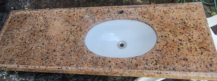 Pia de Granito com bacia de porcelana para Banheiro ou Deck. Medindo 1,35 x 0,45