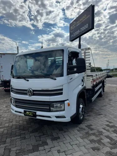 VW 11.180 4X2 2025 UNICO DONO BAIXO KM COM CARROCERIA