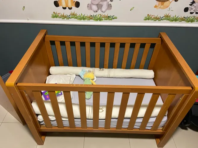 Berço com colchão e protetor 