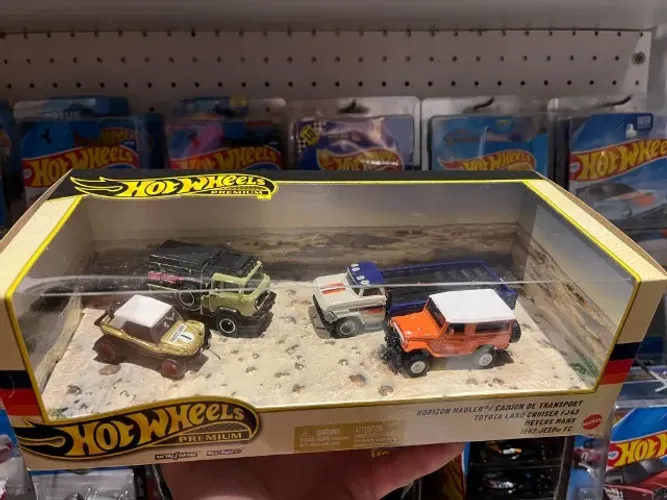 Hot Wheels Premium Diorama Horizon Hauler, Toyota, Meyers Manx & Jeep.