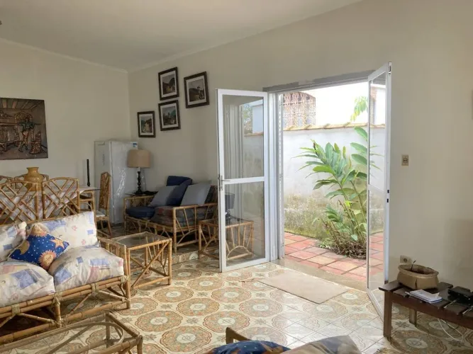Casa para locação anual com 250 metros no Guarujá, praia da Enseada, região Aquário.