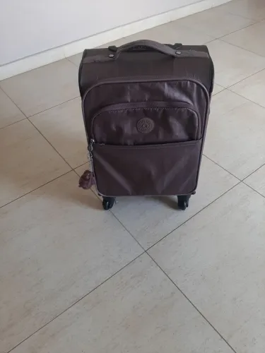 Vendo MALA/MOCHILA metalizada da kipling com rodinhas