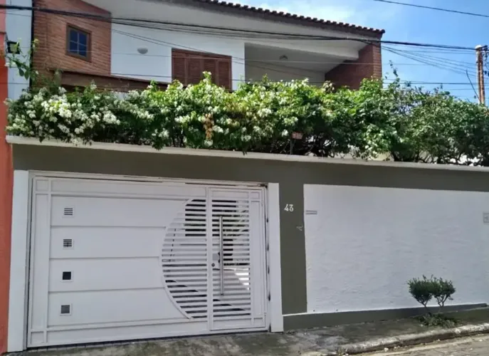 Sobrado a venda de 248m² com 4 dormitórios, 3 vagas e espaço com churrasqueira para 50 pes