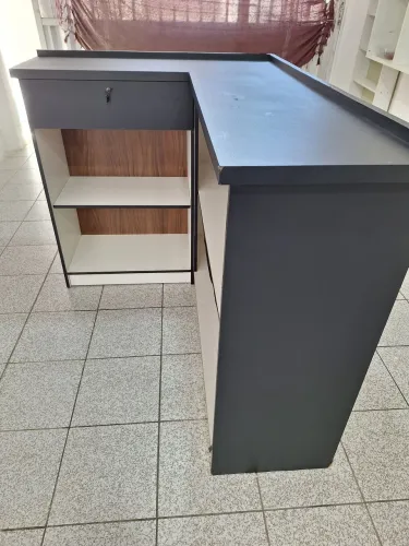 Balcão caixa check-out acabamento em preto 