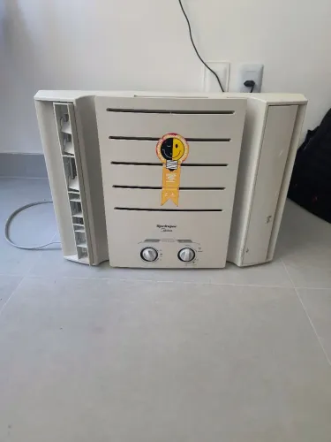 Ar condicionado 9 mil BTUs, 110 volts, funcionando tudo perfeitamente bem