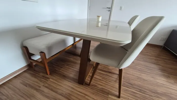 Conjunto de Jantar com Mesa de Vidro Off White + 2 Cadeiras Giratórias + 1 Banco