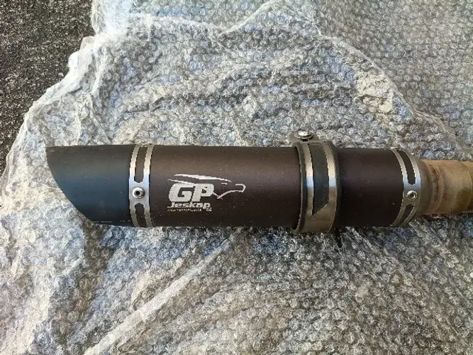 Escapamento GP Jeskap, em excelente estado, compatível com Kawasaki,Honda, Yamaha..