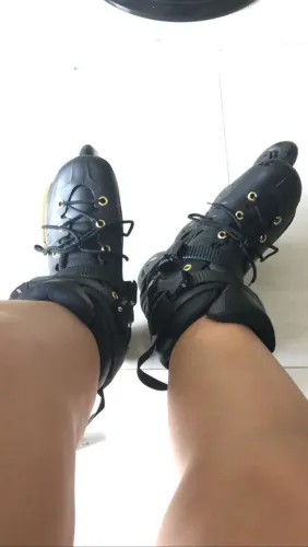 Patins in line preto e dourado, tamanho 39.
