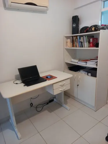 Vende-se mesa e estante/armário para escritório 