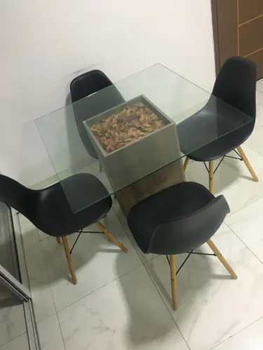 Mesa e cadeiras