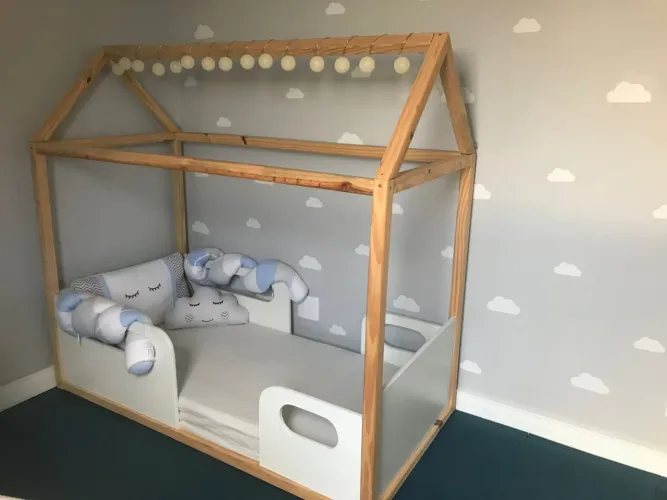 Mini Cama Montessoriana madeira maciça. Acompanha colchão, almofadas e lençóis 