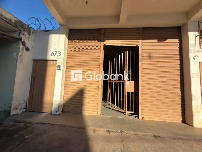 Ponto comercial para locação em Montes Claros com 2 salas e 1 banheiro