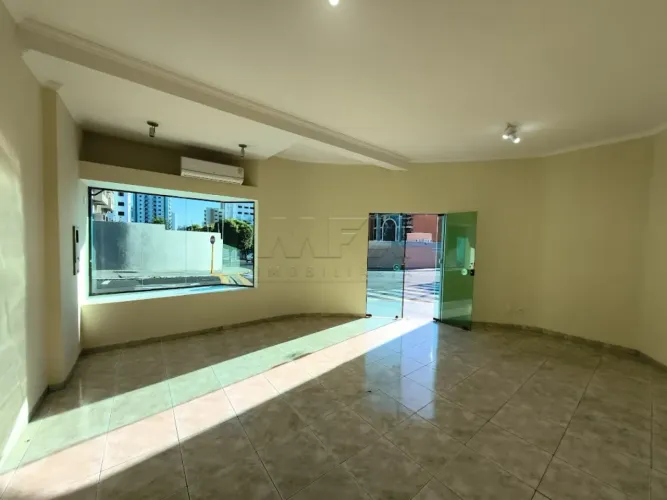 Sala comercial para locação de 32m² com banheiro e espaço para copa e ar condicionado.