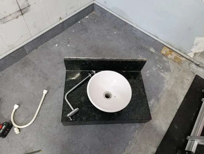 Pia de mármore , com cuba e torneira 