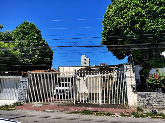 Casa Plana c/ excelente localização, 323m² de área total, 03 qts (01 suíte), varanda, sala