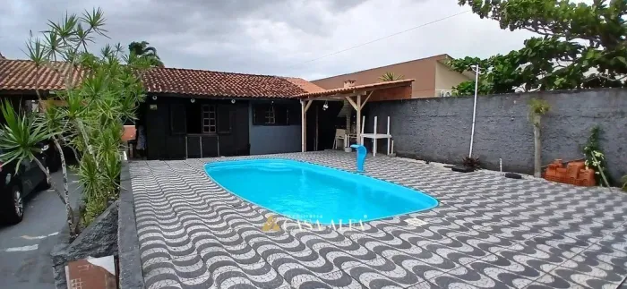 Casa com piscina à venda no Balneário Gaivotas.