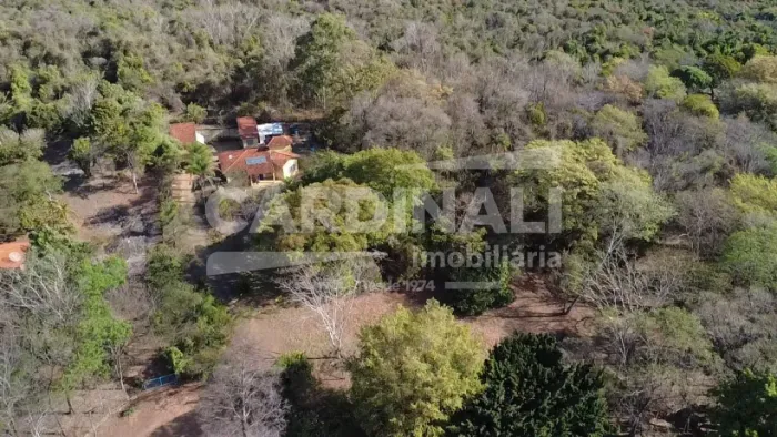 Chácara localizada dentro do Condomínio Val Paraiso 1, Bem localizada e segura.