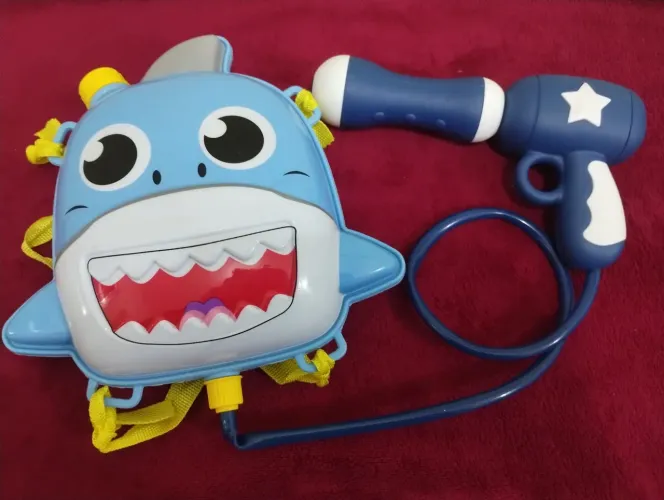 Brinquedo mochila lançador de água Baby sharck, usado pouco.