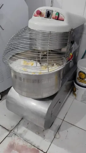 Masseira gpaniz 60kg inox em ótimo estado de conservação funcionando perfeitamente