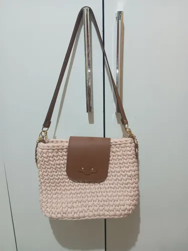 bolsa de crochê rosa com aba de couro sintético e alça de corrente dourada nova