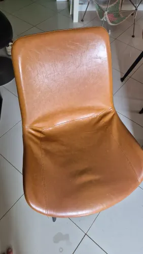 Kit 4 cadeiras em couro na cor caramelo