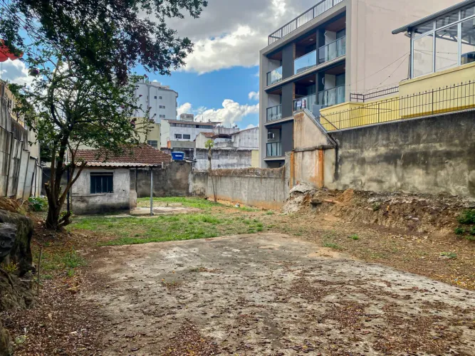 Terreno plano no Centro com 12 metros de frente para venda