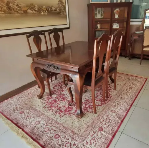 Mesa antiga para sala de jantar em madeira com tampo extensível com 4 cadeiras