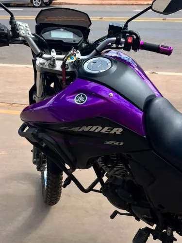 XTZ 250 LANDER COM ADESIVOS ROXOS