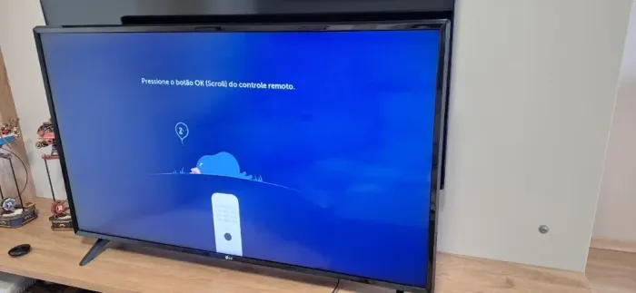 Smart TV LED 43' Full HD LG , 43LK571C, Usada, com suporte fixo