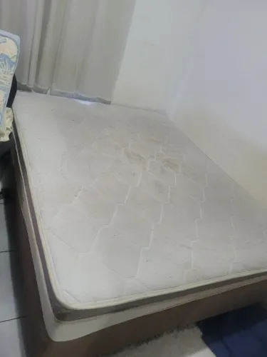 Cama king pouco usada
