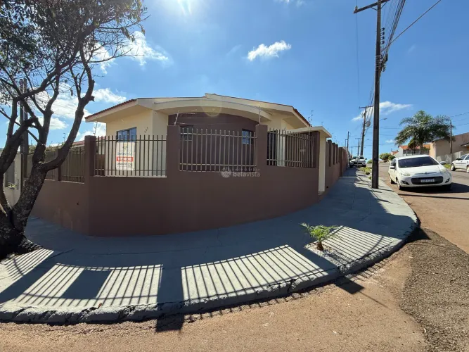 CASA EM LOCALIZAÇÃO COMERCIAL À VENDA NO RESID. INTERLAGOS EM APUCARANA
