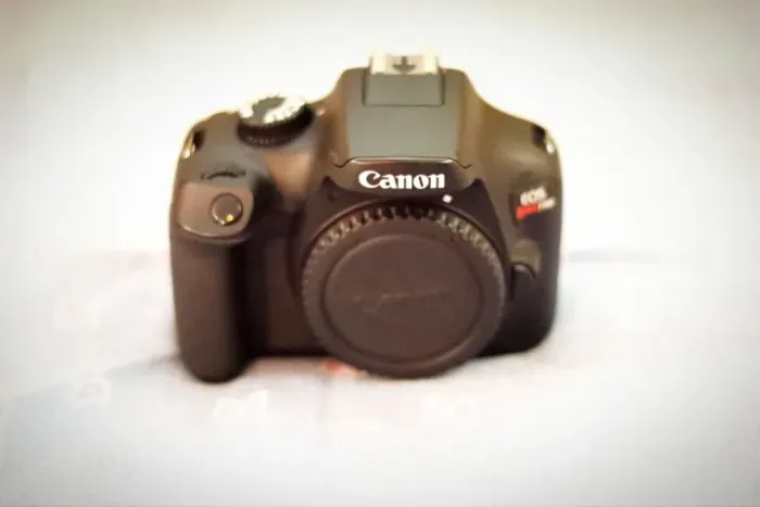 Canon T100 Conservadíssima (Só Corpo) + Bolsa Original + 3 Baterias + Cartão 32GB Lacrado!