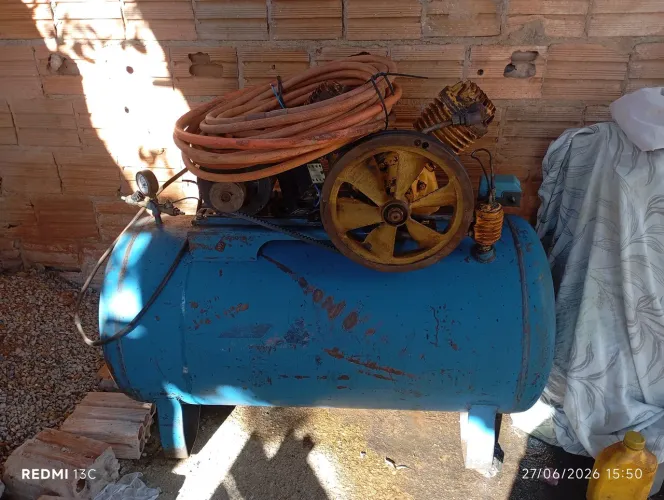 Vende se compressor Schulz 200 , acompanha 15 metros de mangueira e parte elétrica 