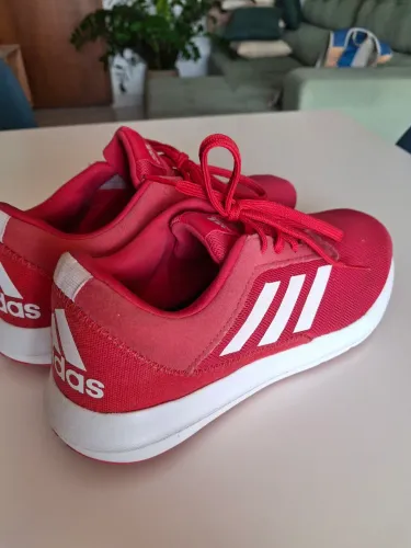 Tênis Adidas Lite Racer (código de autenticidade ART CQ0042 visível na etiqueta).
