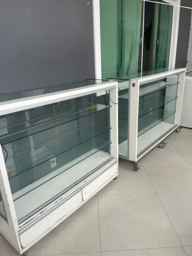2 balcões  de vidro 