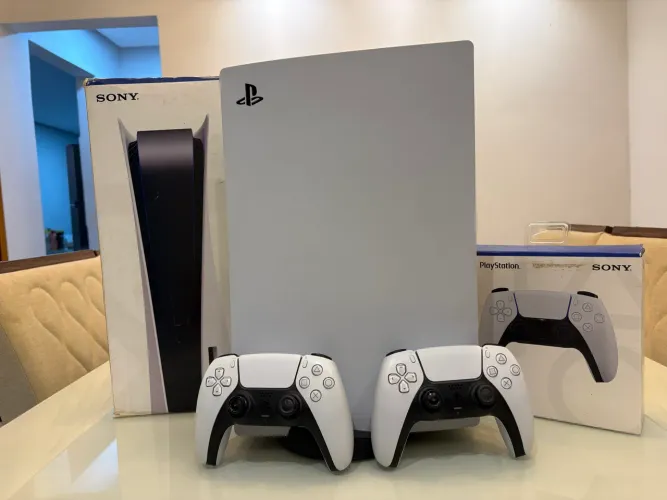 PlayStation 5 825GB mídia física 2 controles originais
