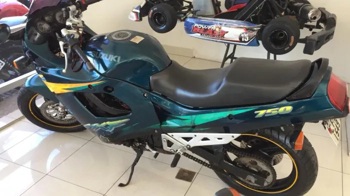 Vende-se moto semi nova Suzuki GSX 750 F