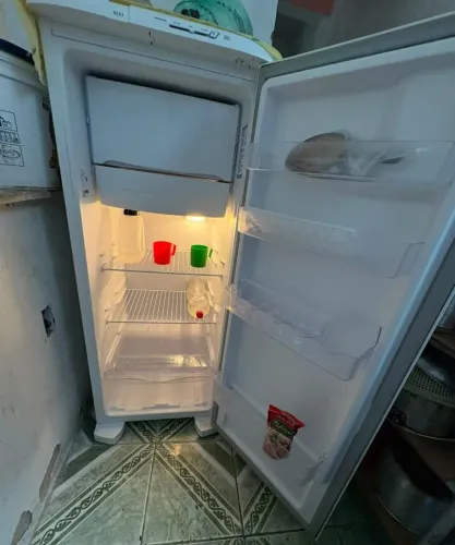 vende-se está geladeira