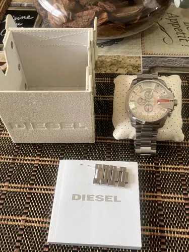 Relógio Diesel Mega Chief original DZ4328. Acompanha caixa e manual.