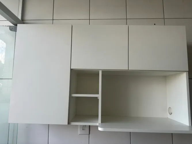 Armário com porta microondas