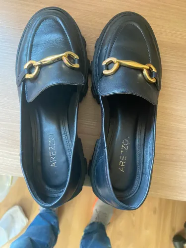 Este mocassim de couro preto da marca Arezzo apresenta um solado tratorado