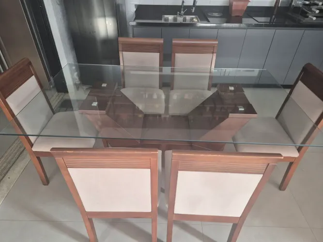 Mesa com 6 cadeiras 