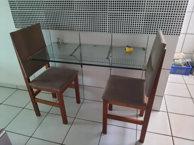 Mesa de vidro com 2 cadeiras