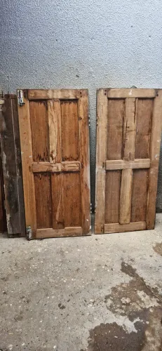 4 folhas de janelas de madeira tipo cedrinho. Bom estado de conservação.