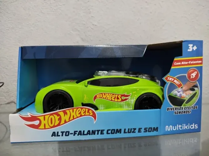 Carro Hot Wheels com luz e som
