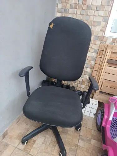 Cadeira de escritório com um detalhe